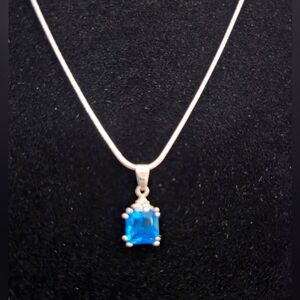 Elegant Blue Pendant Necklace